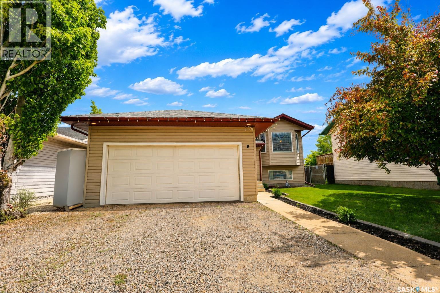 6 Dmyterko Bay, Prince Albert, Saskatchewan  S6V 8E8 - Photo 3 - SK038988