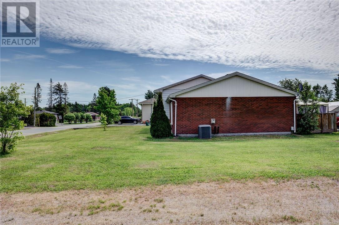 15 Arlington Drive E, Dowling, Ontario  P0M 1R0 - Photo 4 - 2128433