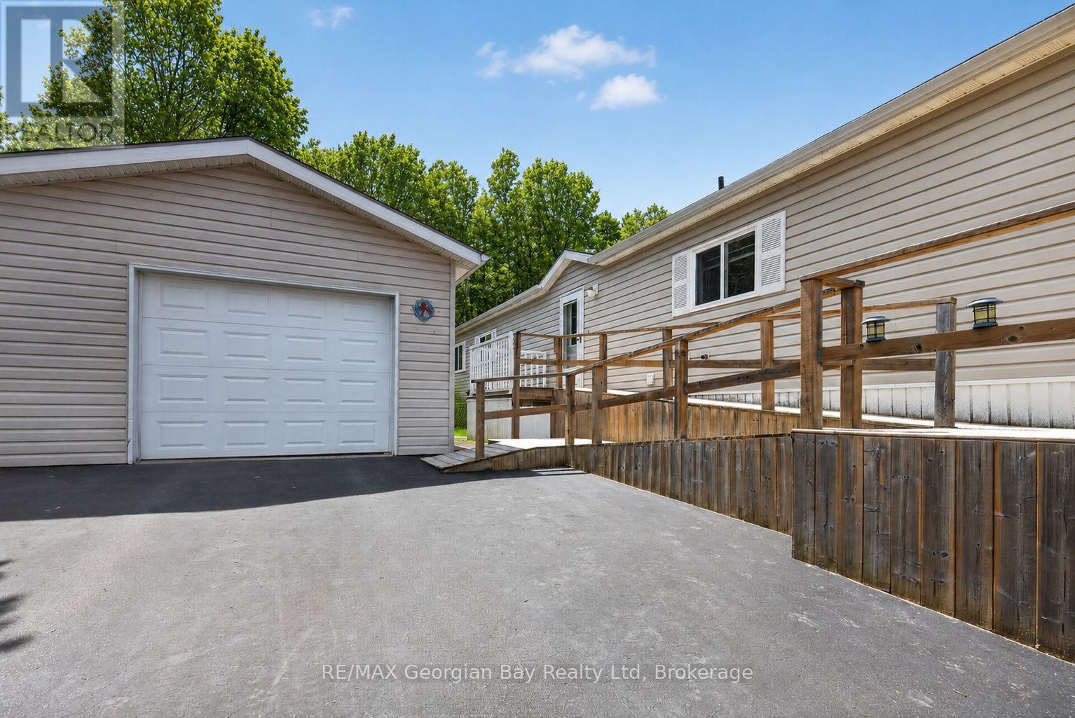 43 Highland Ave - 5411 Elliott Side Road, Tay, Ontario  L4R 4K3 - Photo 18 - S12940546
