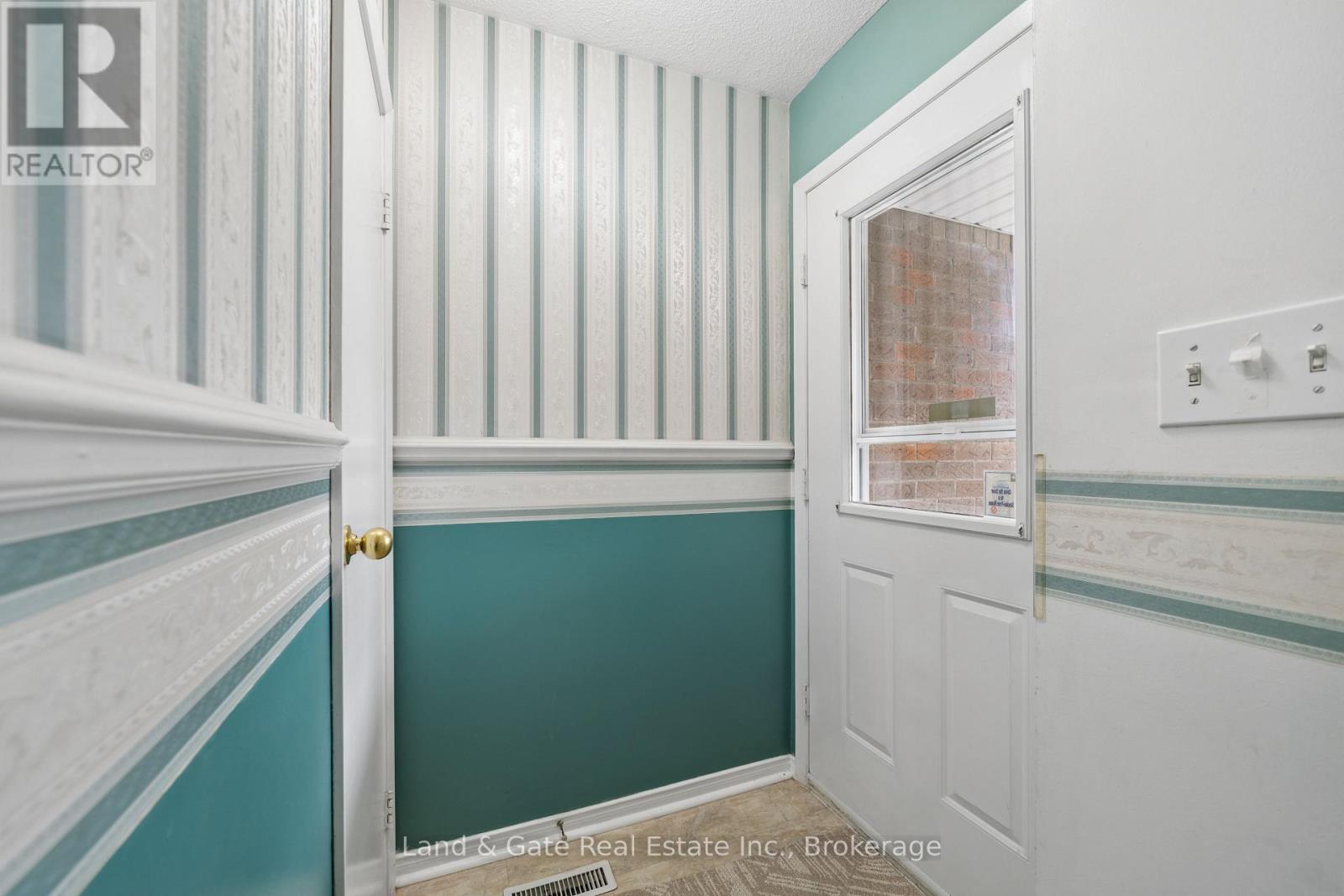 1286 Pinehurst Avenue, Oshawa, Ontario  L1H 8G5 - Photo 5 - E13433856