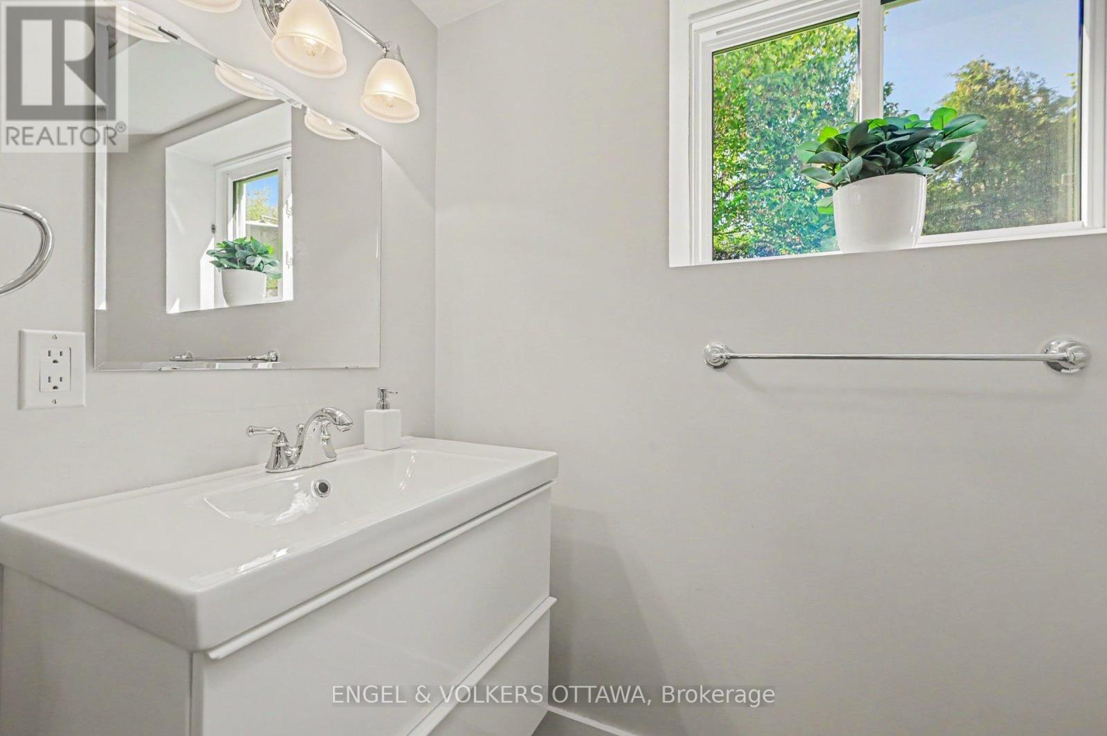 1299 Alloway Crescent, Ottawa, Ontario  K1K 3Y9 - Photo 18 - X13435926