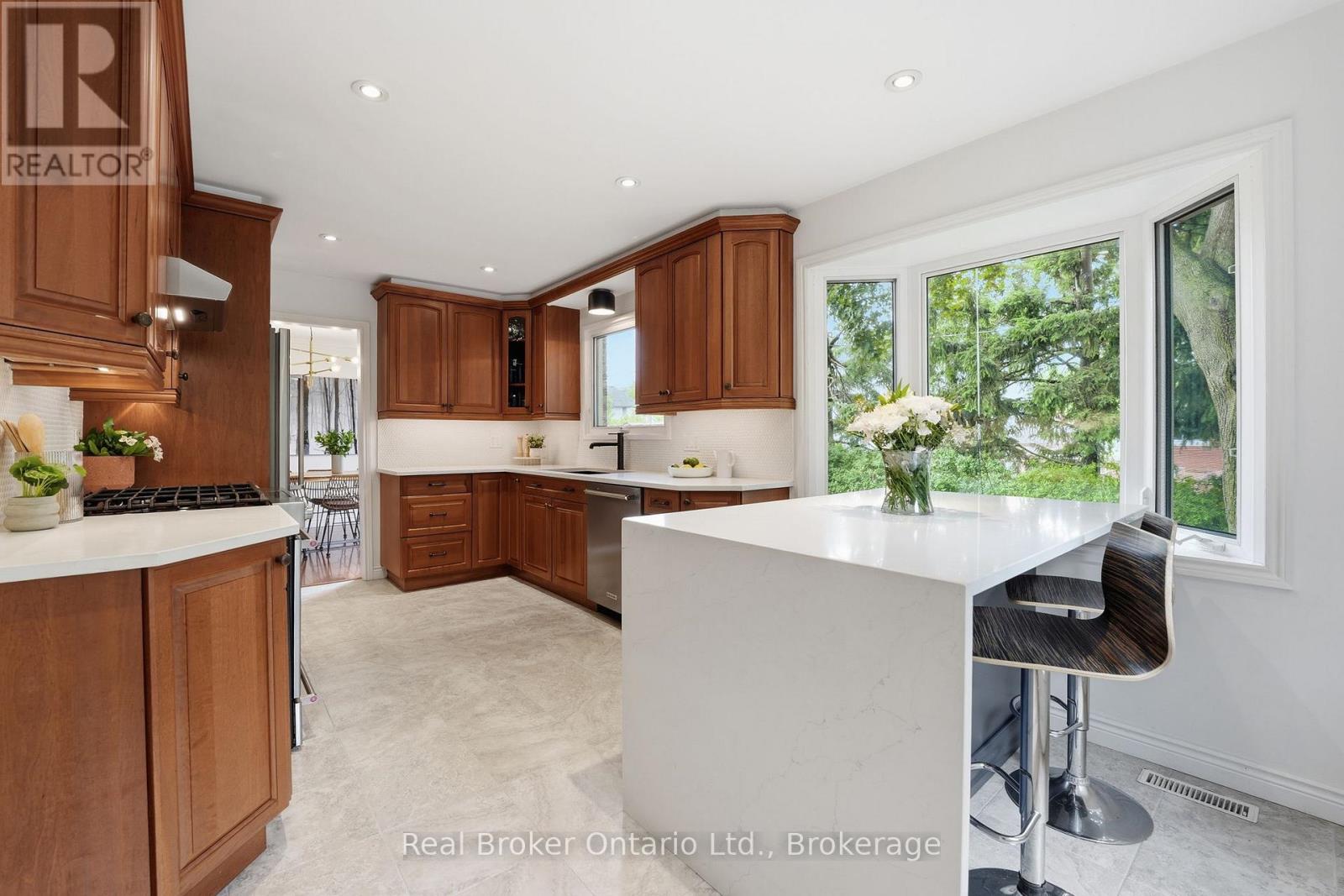 245 Applevale Court, Burlington, Ontario  L7L 2C1 - Photo 11 - W13435900