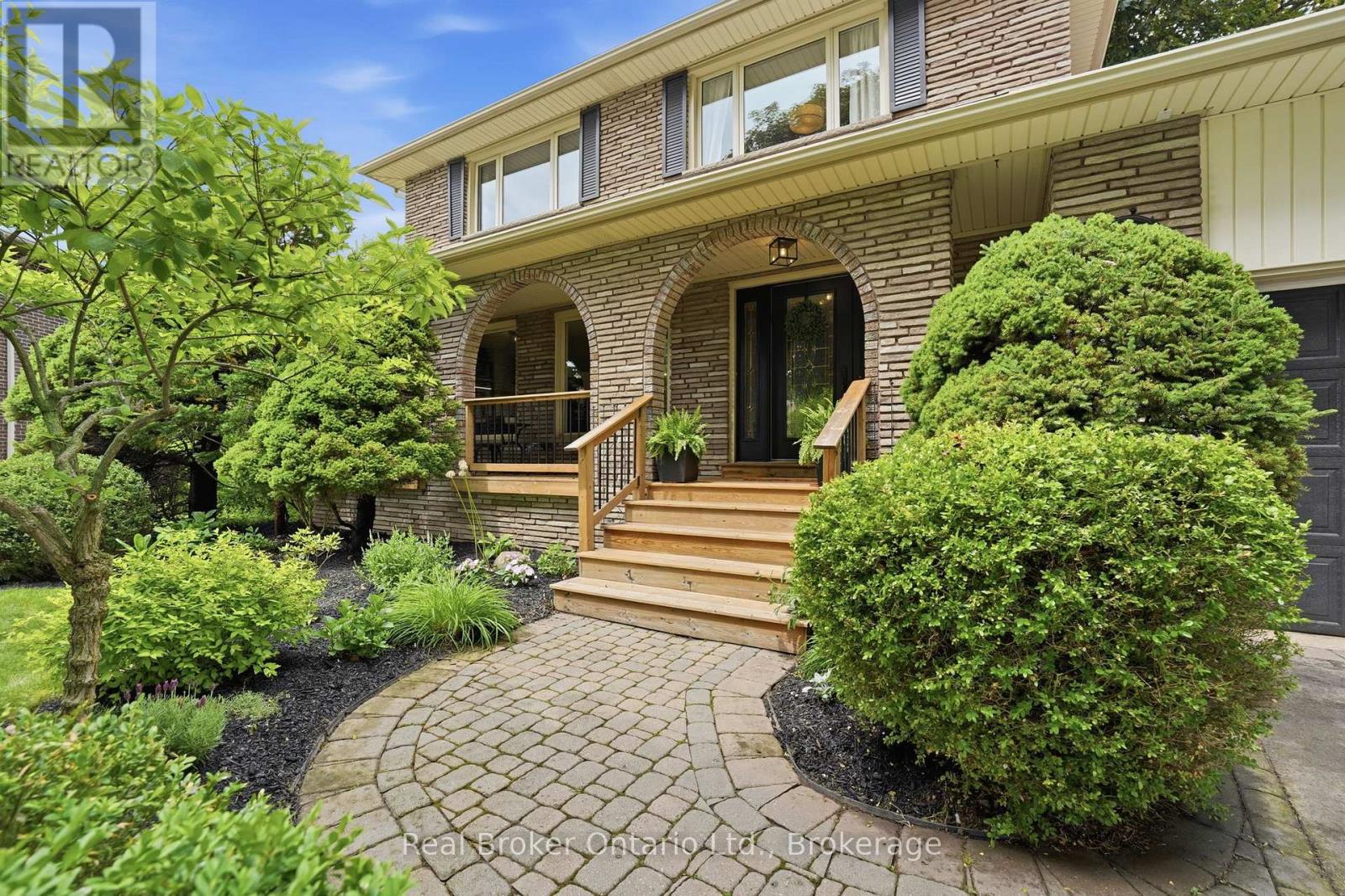 245 Applevale Court, Burlington, Ontario  L7L 2C1 - Photo 2 - W13435900