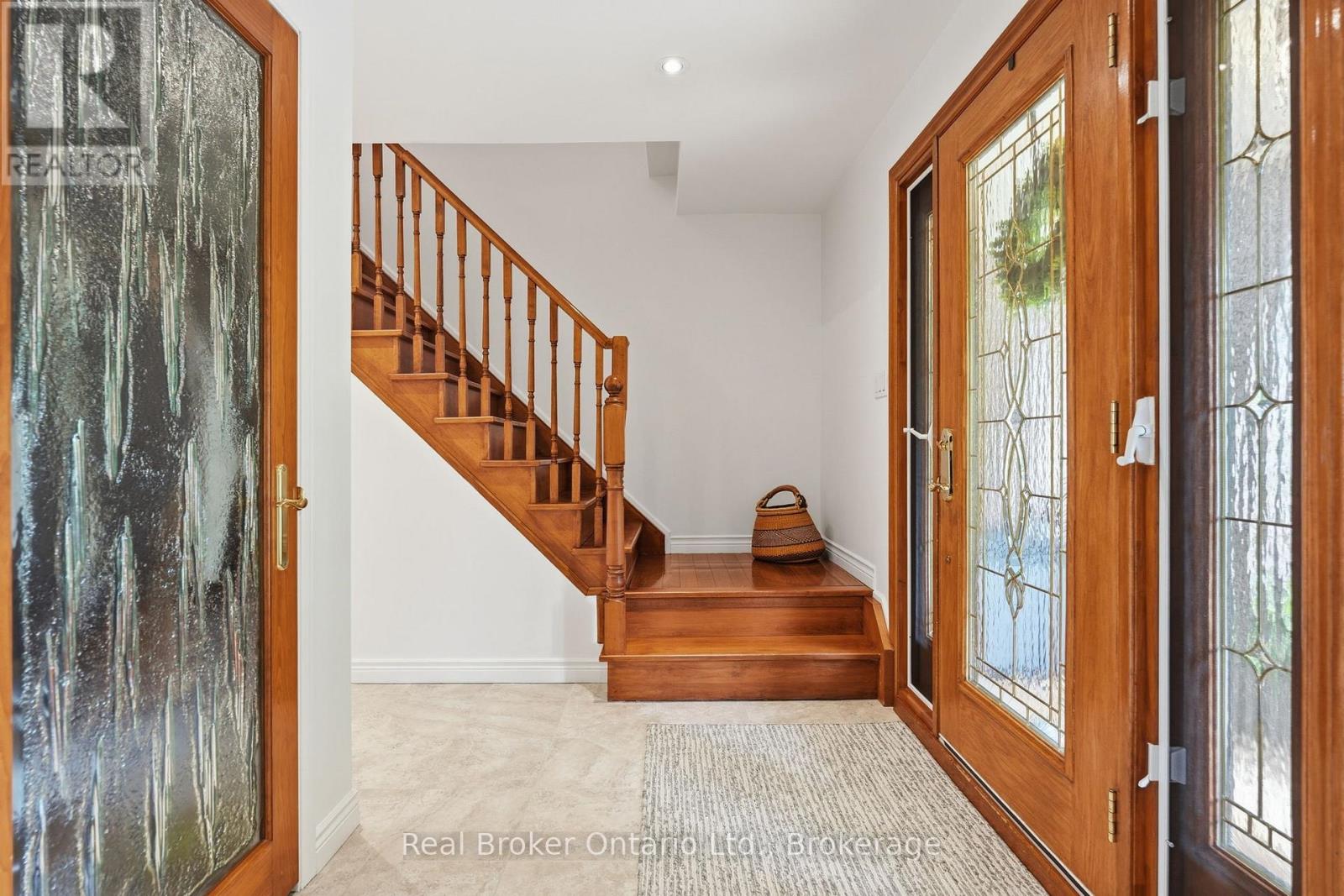 245 Applevale Court, Burlington, Ontario  L7L 2C1 - Photo 4 - W13435900