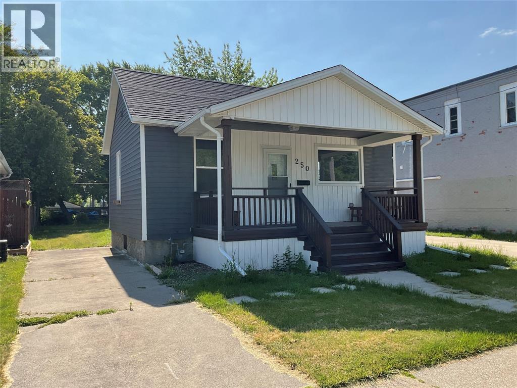 250 Russell STREET South Sarnia Ontario Canada N7T3L8 3