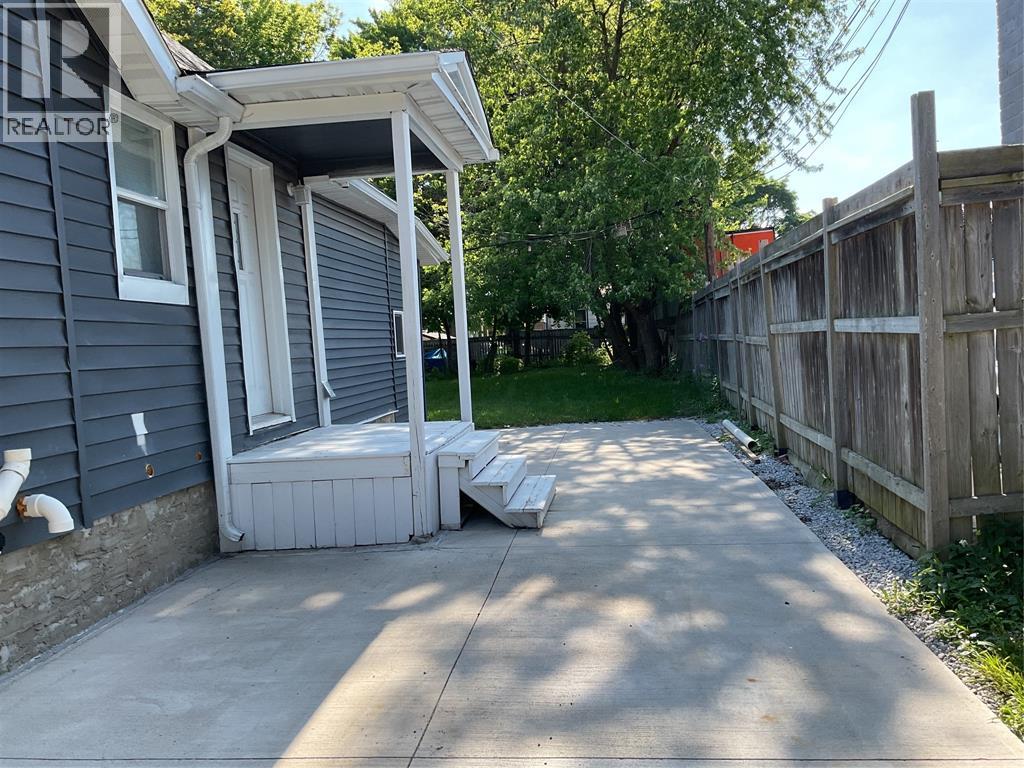 250 Russell STREET South Sarnia Ontario Canada N7T3L8 4