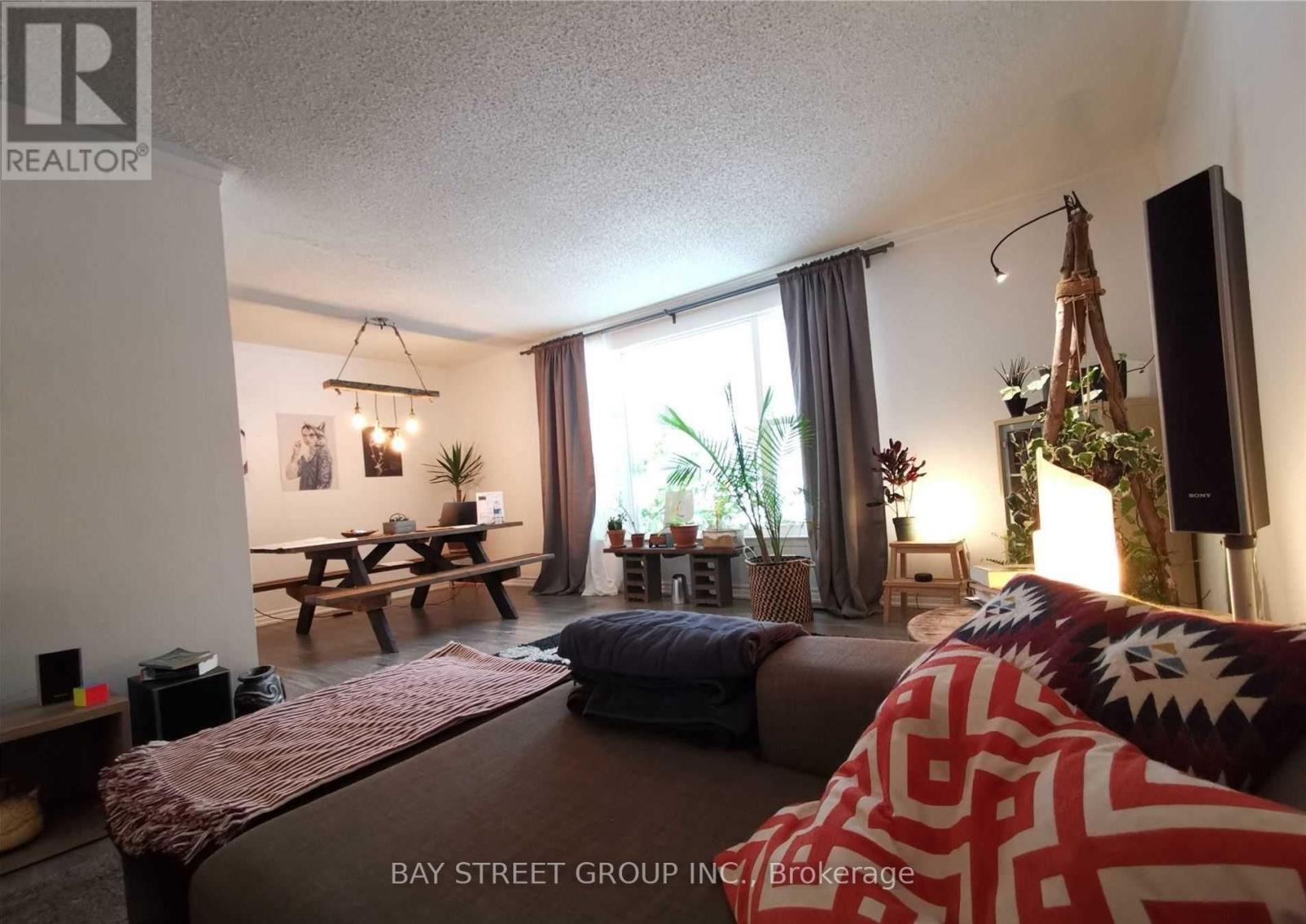 27 Shippigan Crescent, Toronto, Ontario  M2J 2G1 - Photo 6 - C12948922