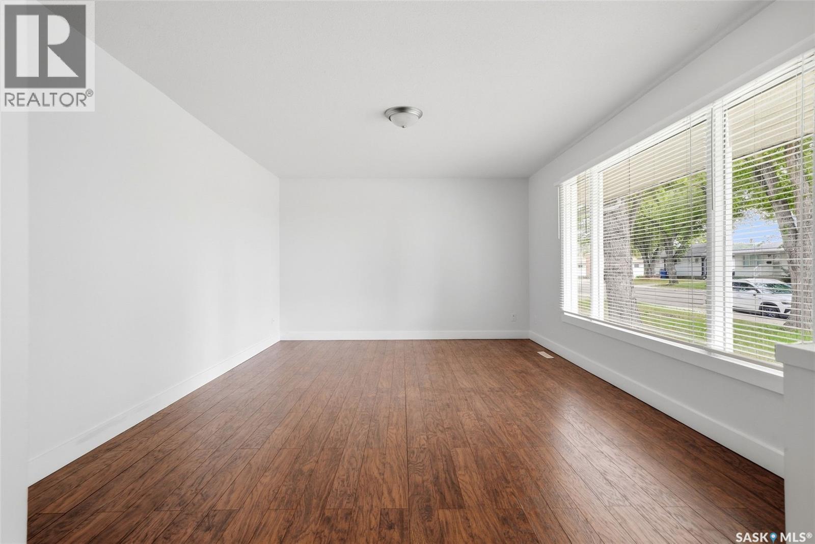 134 Ellison Crescent, Regina, Saskatchewan  S4R 4V5 - Photo 4 - SK039216