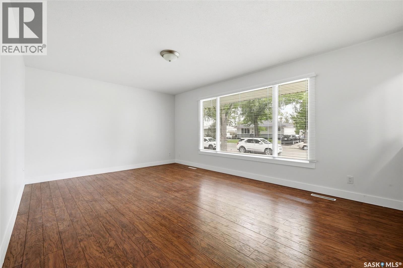 134 Ellison Crescent, Regina, Saskatchewan  S4R 4V5 - Photo 5 - SK039216