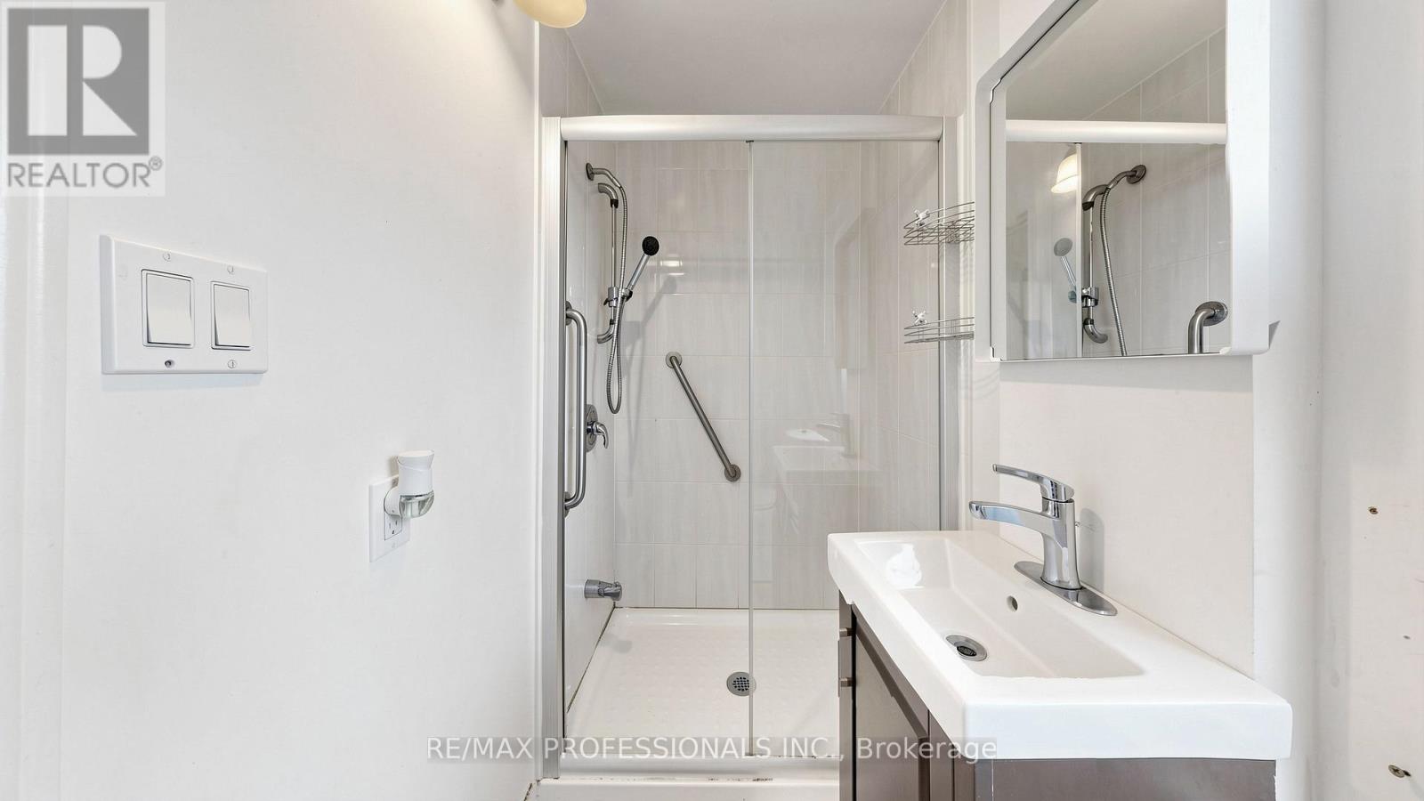 2 Muir Avenue, Toronto, Ontario  M6H 1E8 - Photo 7 - C13432470