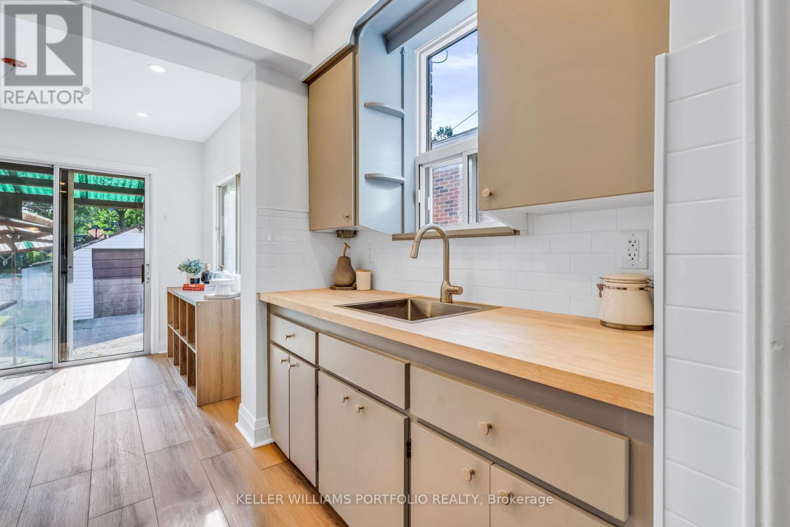 210 Bicknell Avenue, Toronto, Ontario  M6M 4G9 - Photo 11 - W13436086