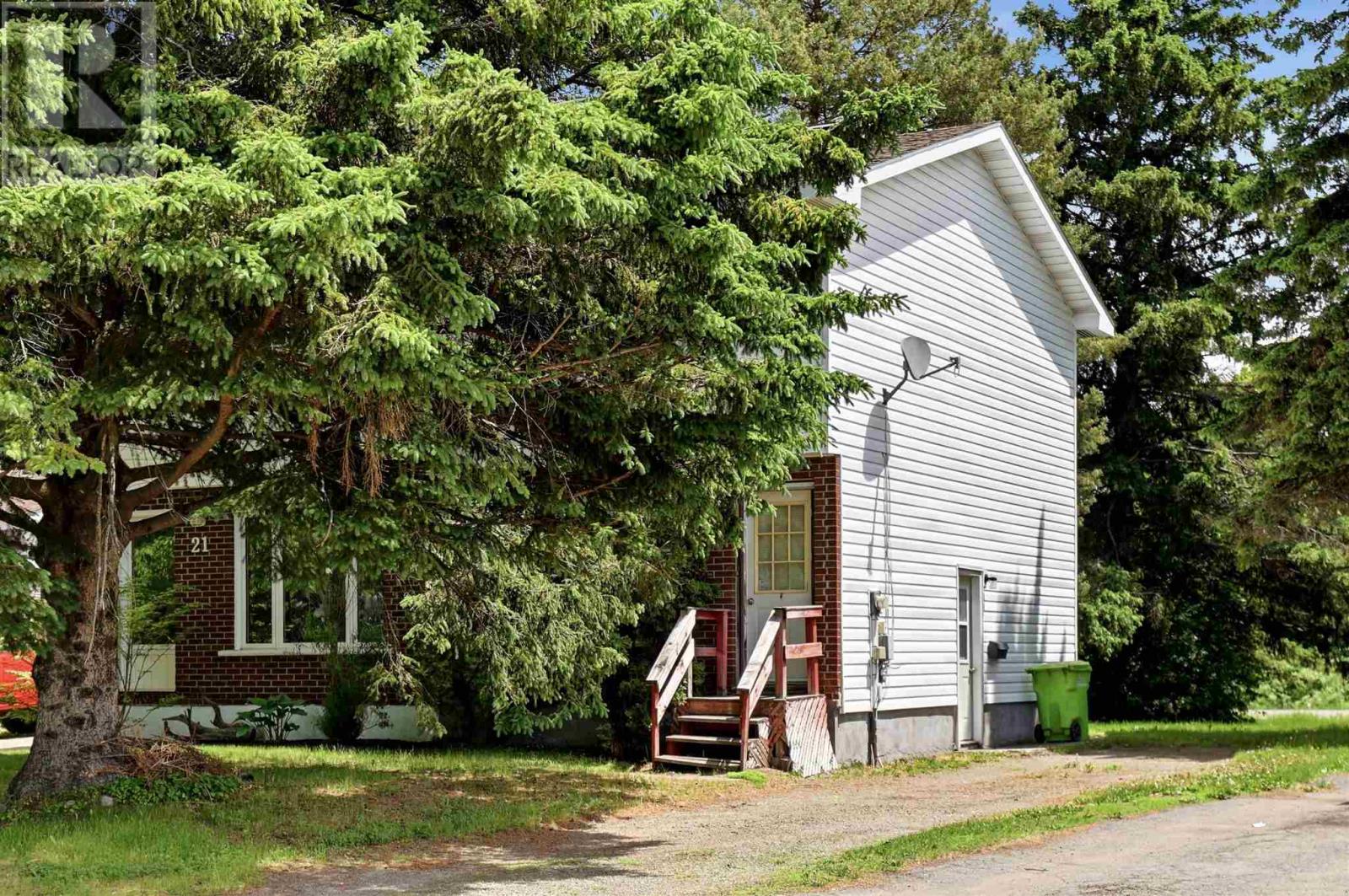 19 Williams St, Sault Ste. Marie, Ontario  P6A 5V3 - Photo 1 - SM261425