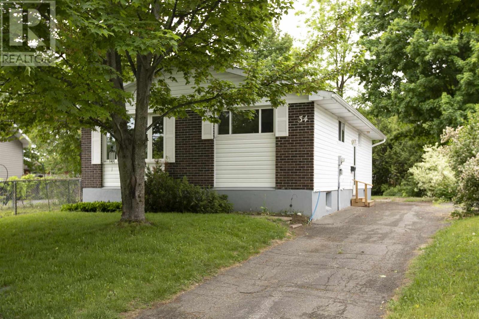 34 Dauphin Dr, Sault Ste. Marie, Ontario  P6A 5E8 - Photo 1 - SM261428