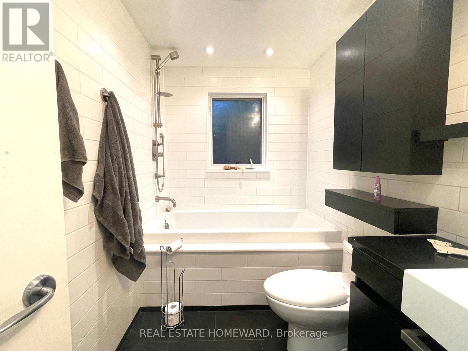 Coach - 27 Lewis Street, Toronto, Ontario  M4M 2H2 - Photo 16 - E13436236