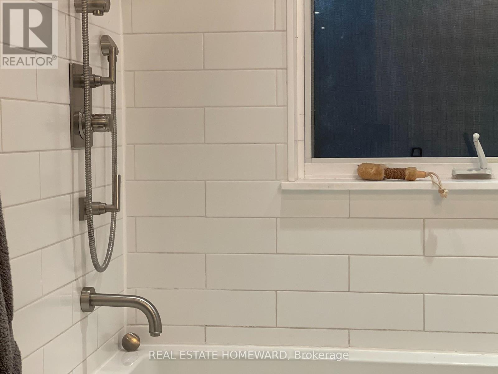 Coach - 27 Lewis Street, Toronto, Ontario  M4M 2H2 - Photo 17 - E13436236