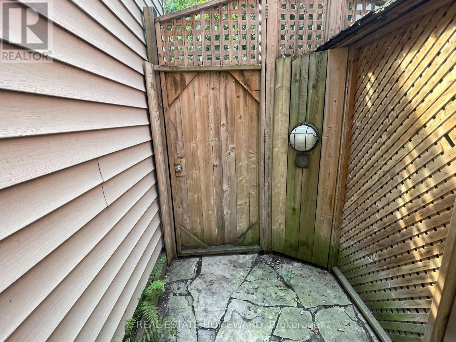 Coach - 27 Lewis Street, Toronto, Ontario  M4M 2H2 - Photo 33 - E13436236