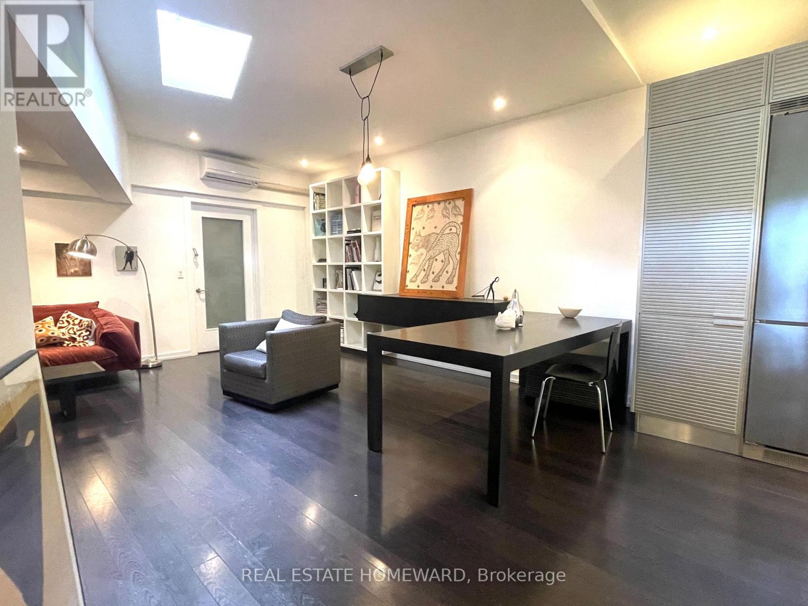 Coach - 27 Lewis Street, Toronto, Ontario  M4M 2H2 - Photo 4 - E13436236