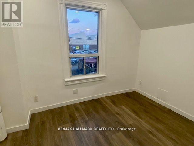 Upper - 19 Luttrell Avenue, Toronto, Ontario  M4C 5E2 - Photo 10 - E13436472