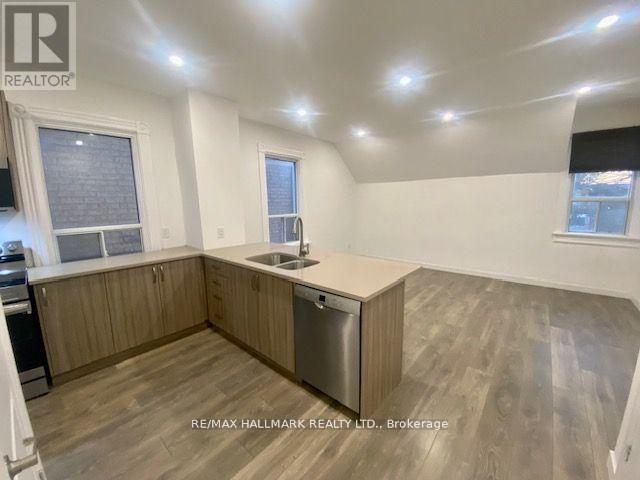 Upper - 19 Luttrell Avenue, Toronto, Ontario  M4C 5E2 - Photo 4 - E13436472