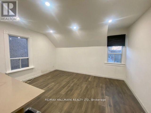Upper - 19 Luttrell Avenue, Toronto, Ontario  M4C 5E2 - Photo 5 - E13436472