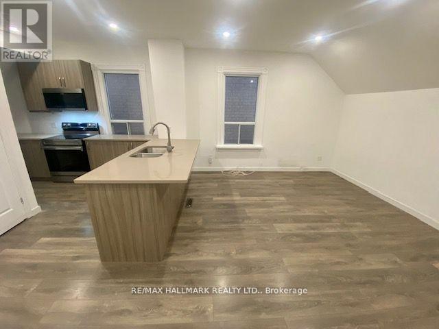 Upper - 19 Luttrell Avenue, Toronto, Ontario  M4C 5E2 - Photo 6 - E13436472
