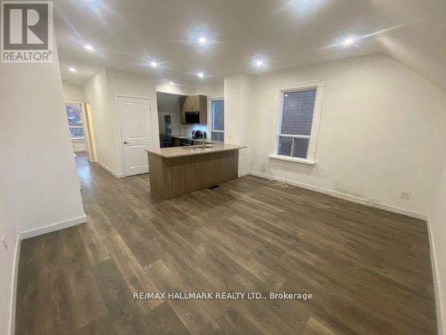 Upper - 19 Luttrell Avenue, Toronto, Ontario  M4C 5E2 - Photo 7 - E13436472