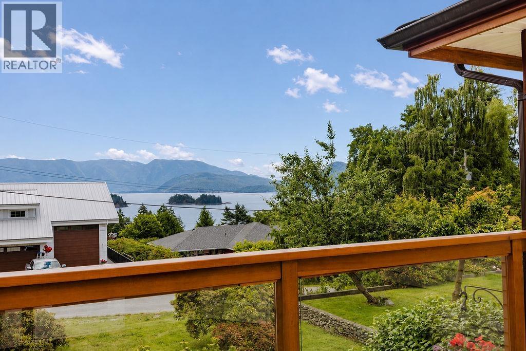 1515 Thompson Road, Gibsons, British Columbia  V0N 1V6 - Photo 2 - R3135324