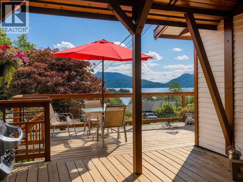 1515 Thompson Road, Gibsons, British Columbia  V0N 1V6 - Photo 3 - R3135324