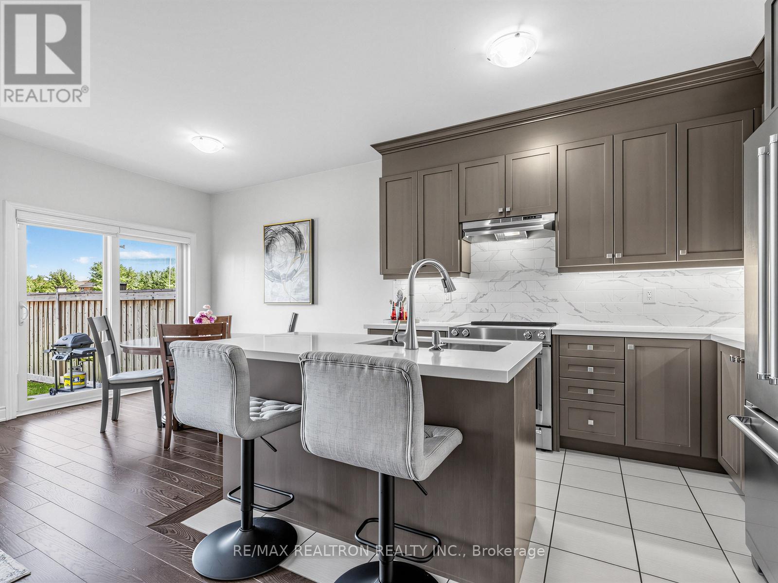 202 Sutherland Avenue, Bradford West Gwillimbury, Ontario  L3Z 4H7 - Photo 18 - N13436756
