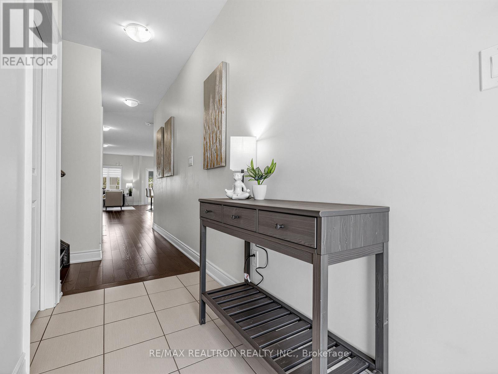 202 Sutherland Avenue, Bradford West Gwillimbury, Ontario  L3Z 4H7 - Photo 6 - N13436756