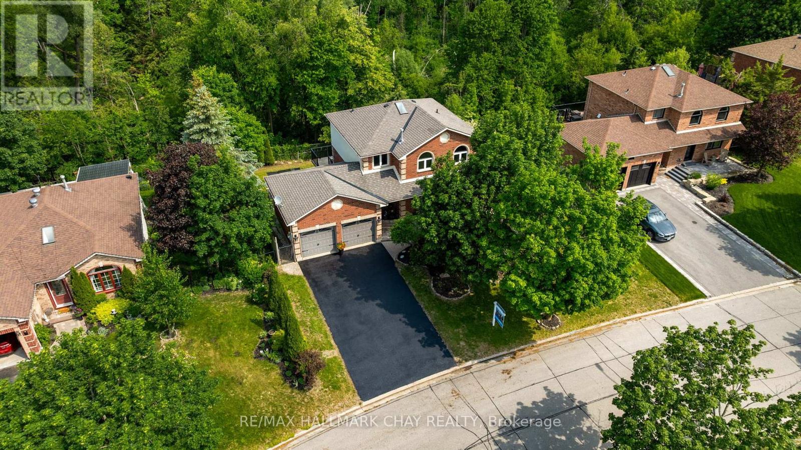 16 Columbia Road, Barrie, Ontario  L4N 8C7 - Photo 2 - S13436626