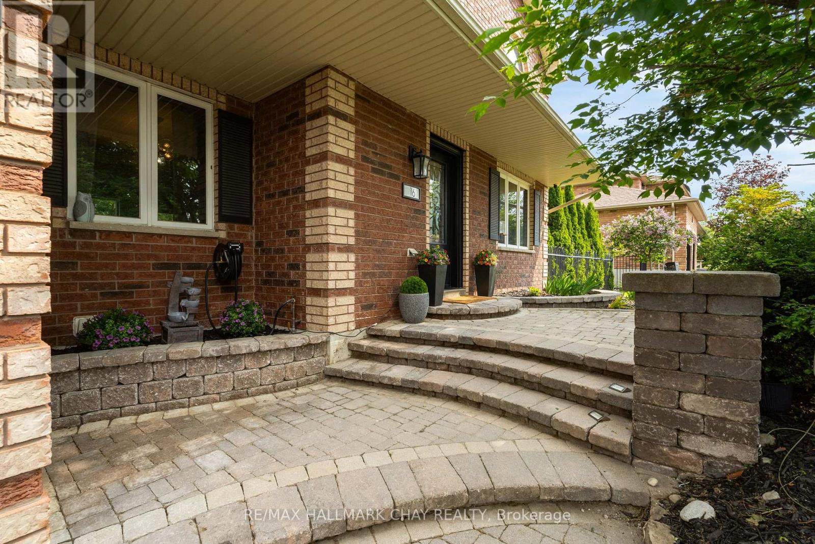 16 Columbia Road, Barrie, Ontario  L4N 8C7 - Photo 4 - S13436626