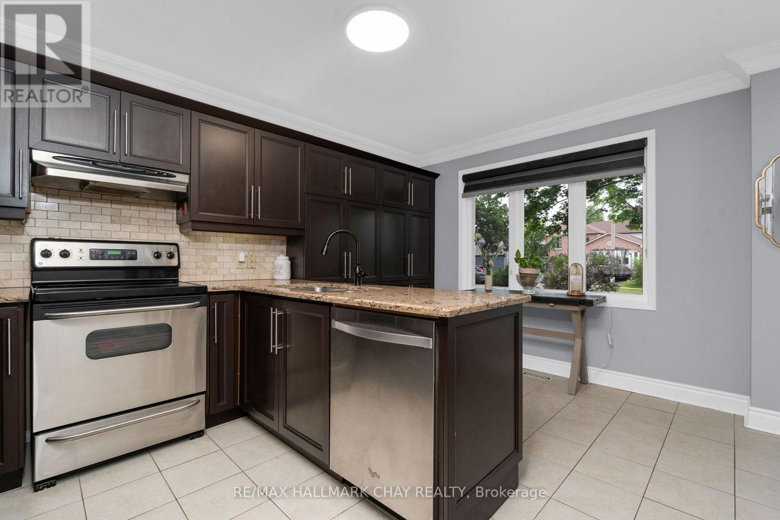 16 Columbia Road, Barrie, Ontario  L4N 8C7 - Photo 6 - S13436626