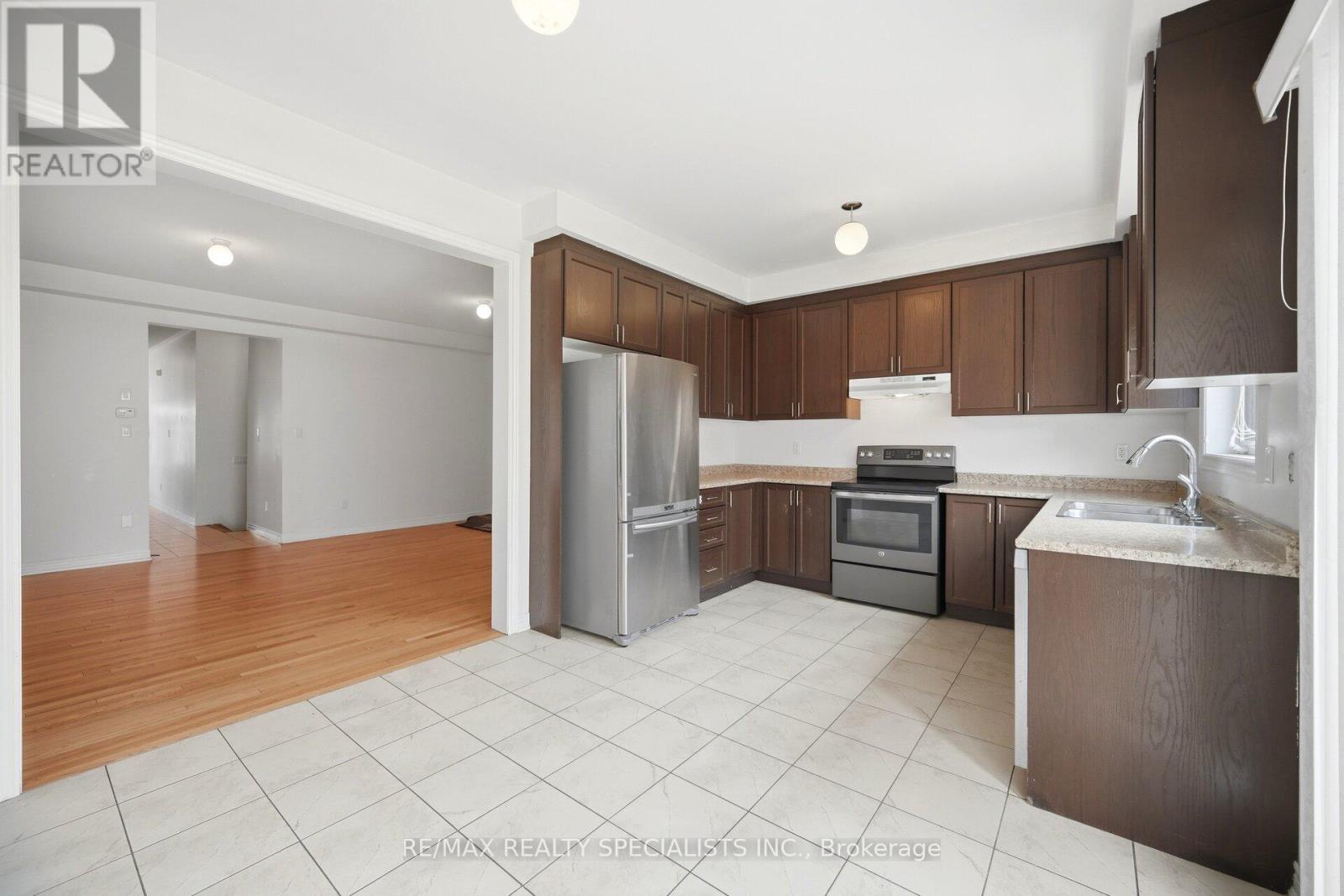 51 Frenchpark Circle, Brampton, Ontario  L6X 0Y6 - Photo 10 - W13436700