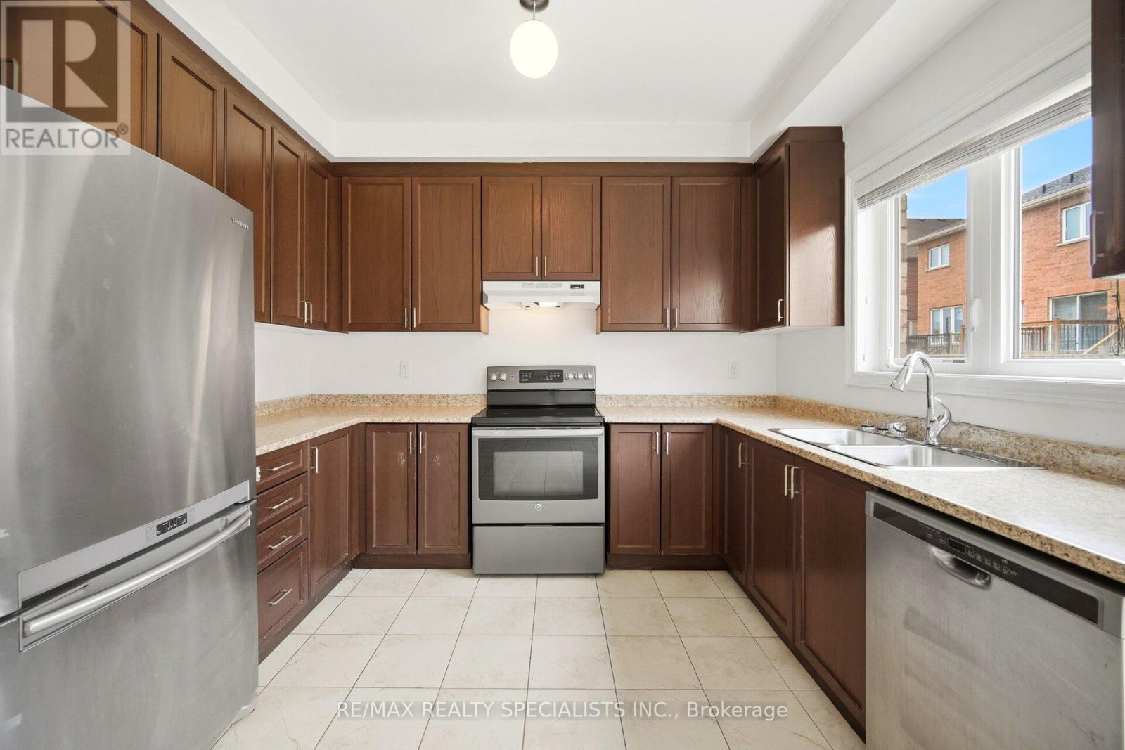 51 Frenchpark Circle, Brampton, Ontario  L6X 0Y6 - Photo 11 - W13436700