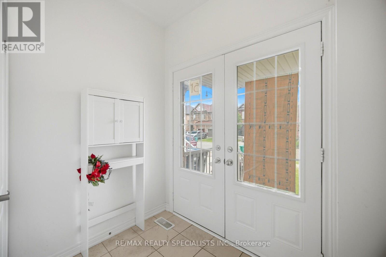 51 Frenchpark Circle, Brampton, Ontario  L6X 0Y6 - Photo 4 - W13436700