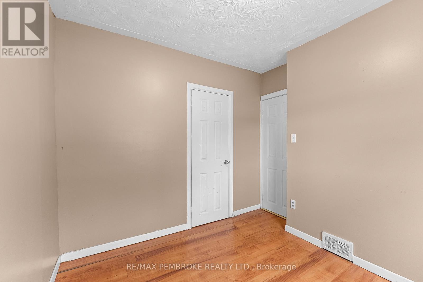 626 Stafford Street, Laurentian Valley, Ontario  K8A 6T8 - Photo 12 - X13436838