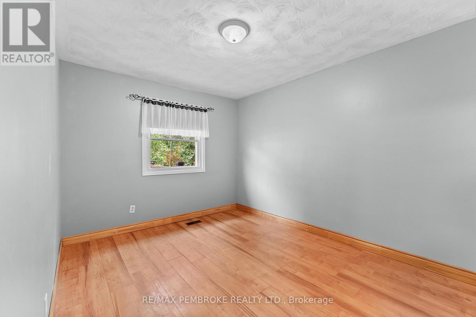626 Stafford Street, Laurentian Valley, Ontario  K8A 6T8 - Photo 13 - X13436838