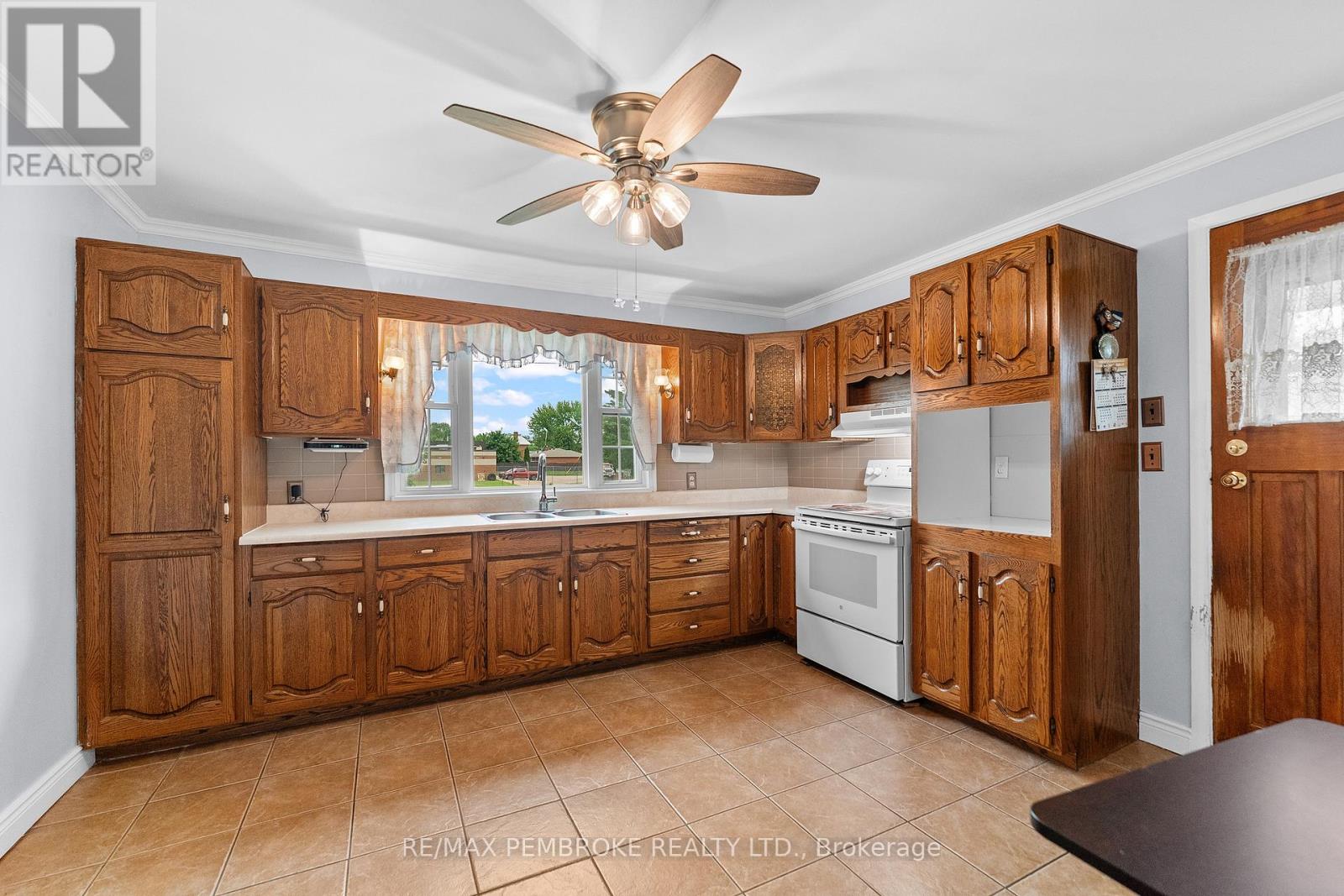 626 Stafford Street, Laurentian Valley, Ontario  K8A 6T8 - Photo 4 - X13436838