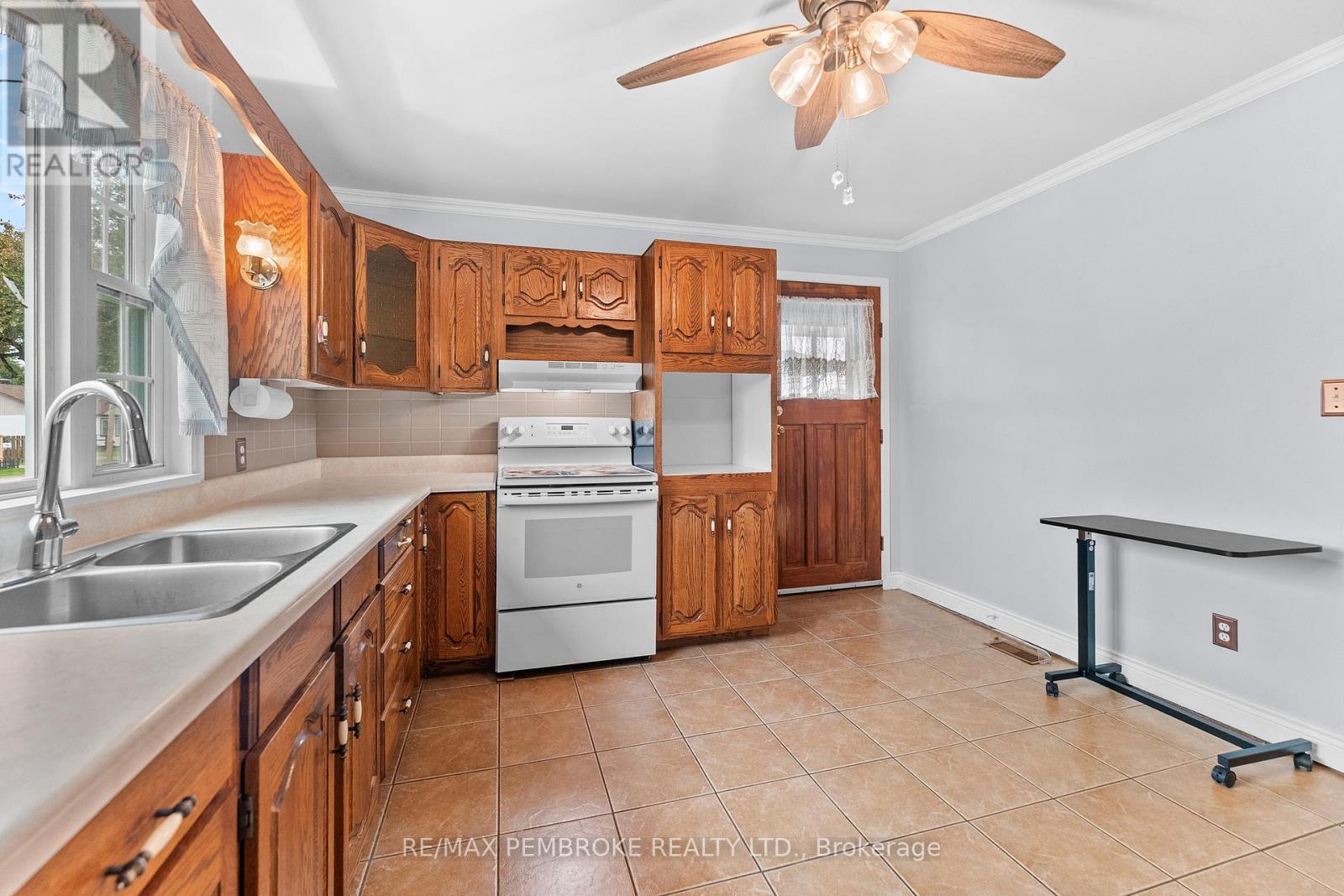 626 Stafford Street, Laurentian Valley, Ontario  K8A 6T8 - Photo 6 - X13436838