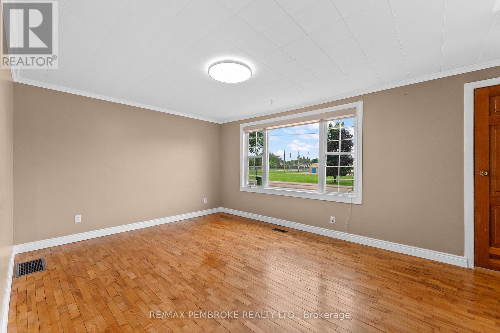 626 Stafford Street, Laurentian Valley, Ontario  K8A 6T8 - Photo 8 - X13436838