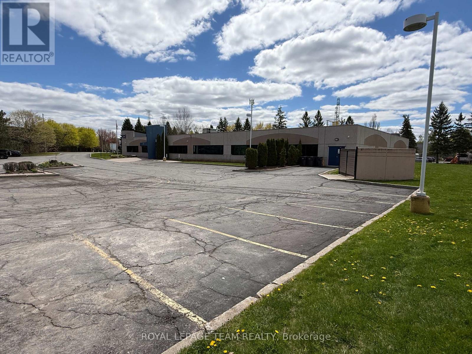 2490 Don Reid Drive, Ottawa, Ontario K1H 1E1 - Photo 4 - X13437180