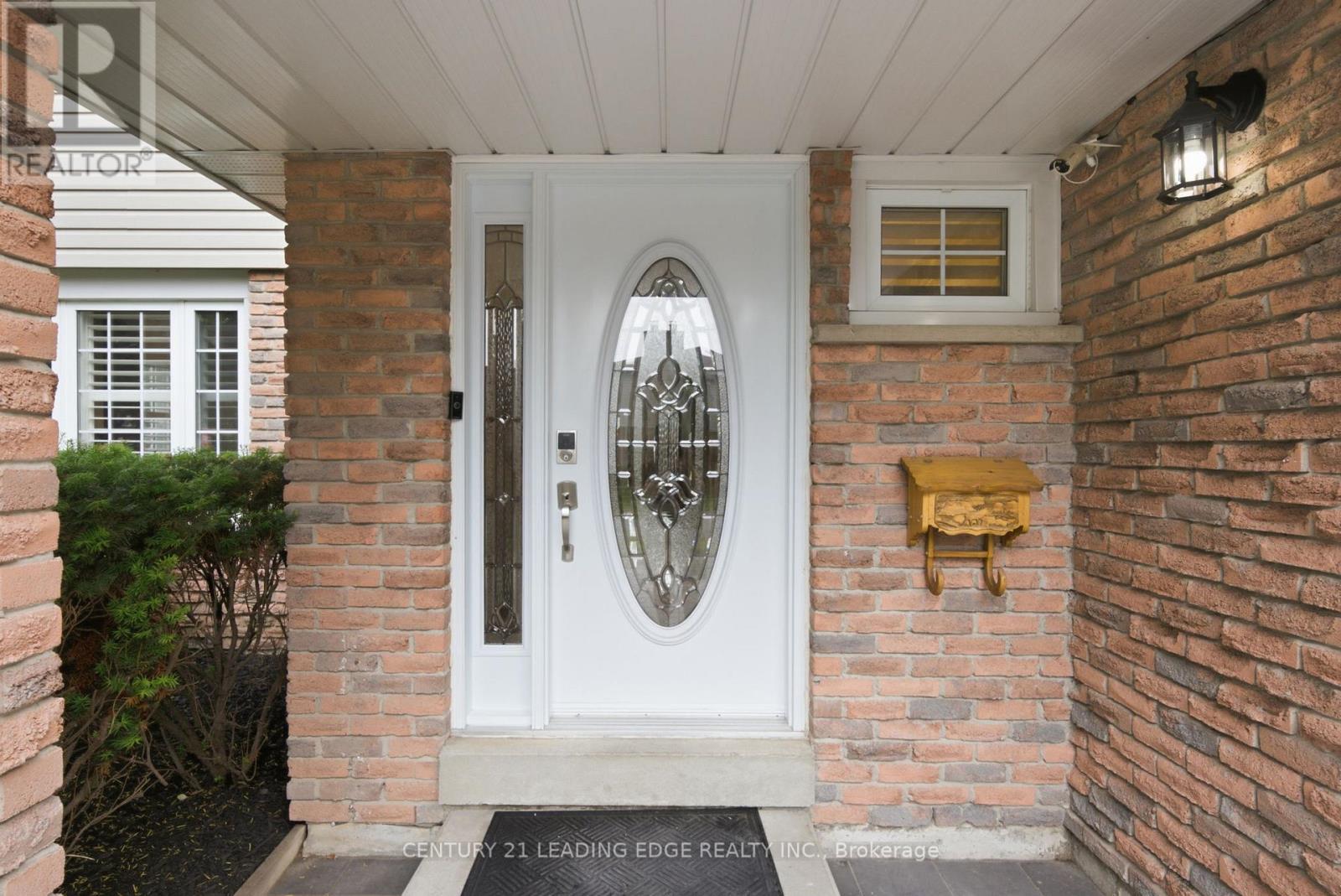 1727 Wollaston Court, Pickering, Ontario  L1V 2W9 - Photo 5 - E13436914