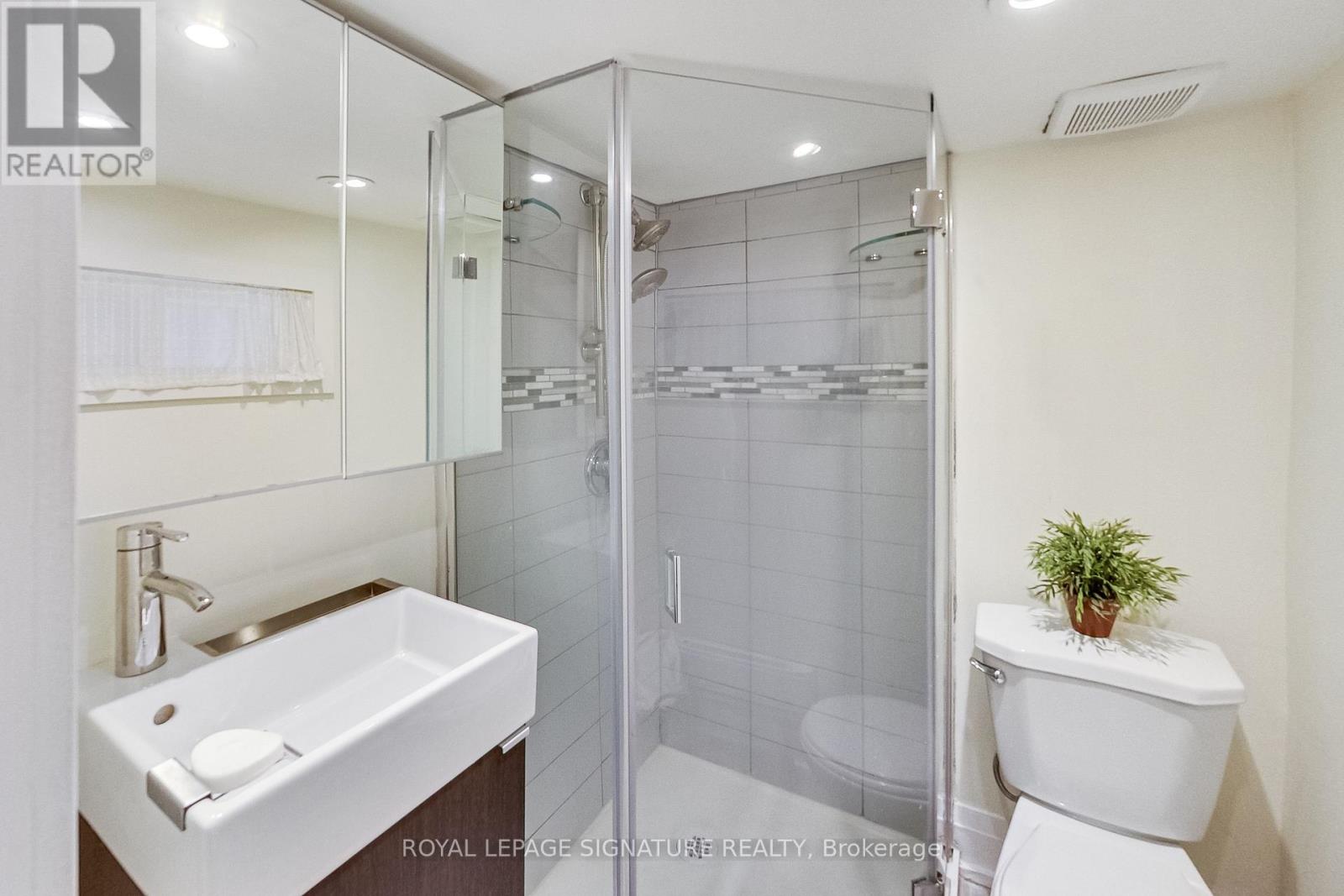 Lower - 6 King Edward Avenue, Toronto, Ontario  M4C 5J6 - Photo 7 - E13437066