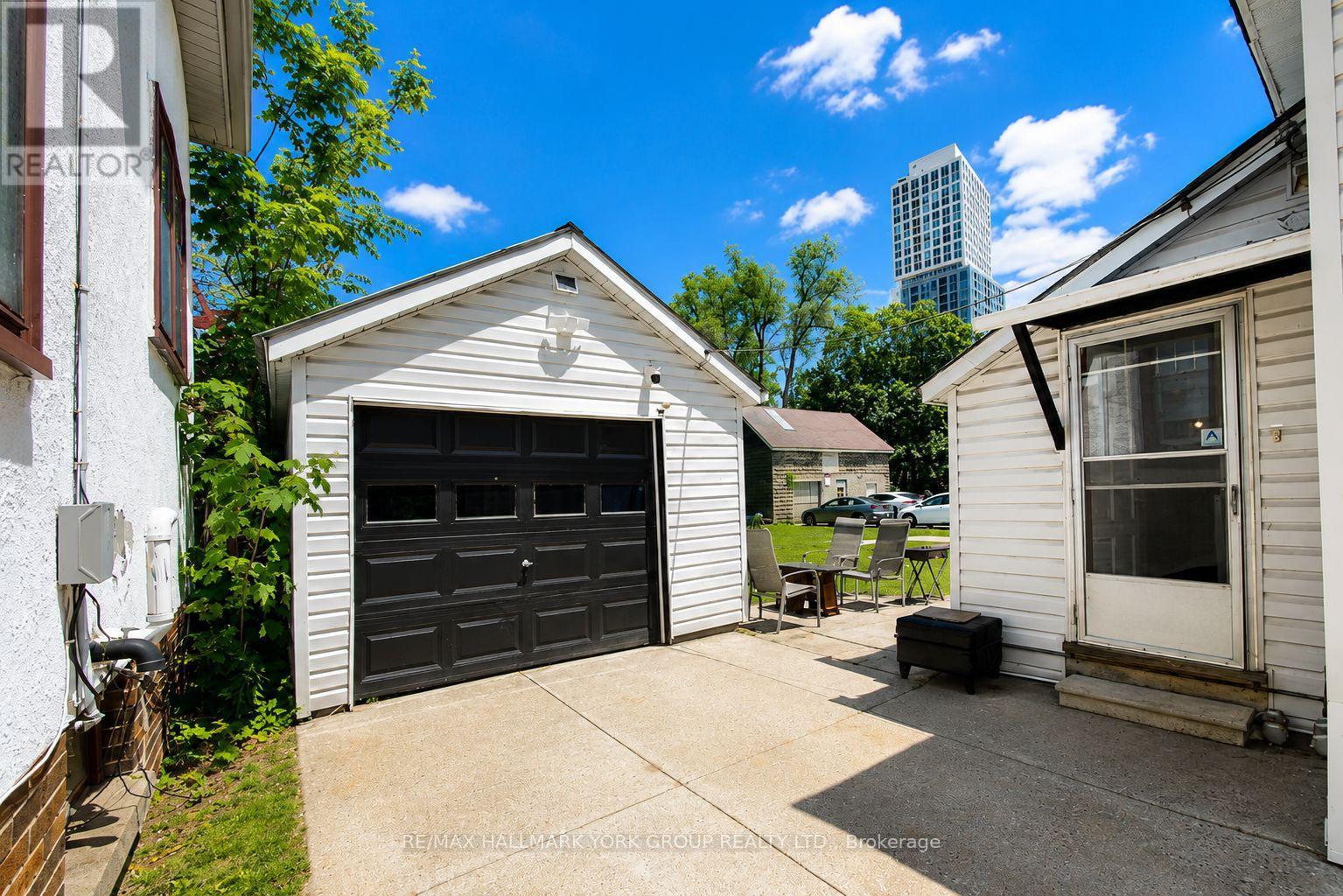 79 Toronto Street, Barrie (City Centre), Ontario  L4N 1V1 - Photo 3 - S13436904