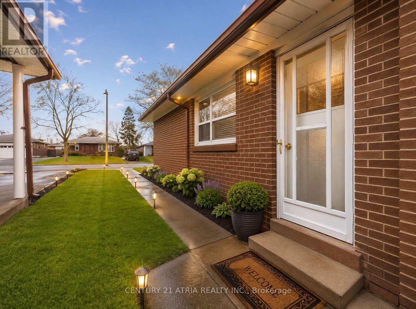 60 Council Crescent, Toronto, Ontario  M3J 1J6 - Photo 2 - W12886808