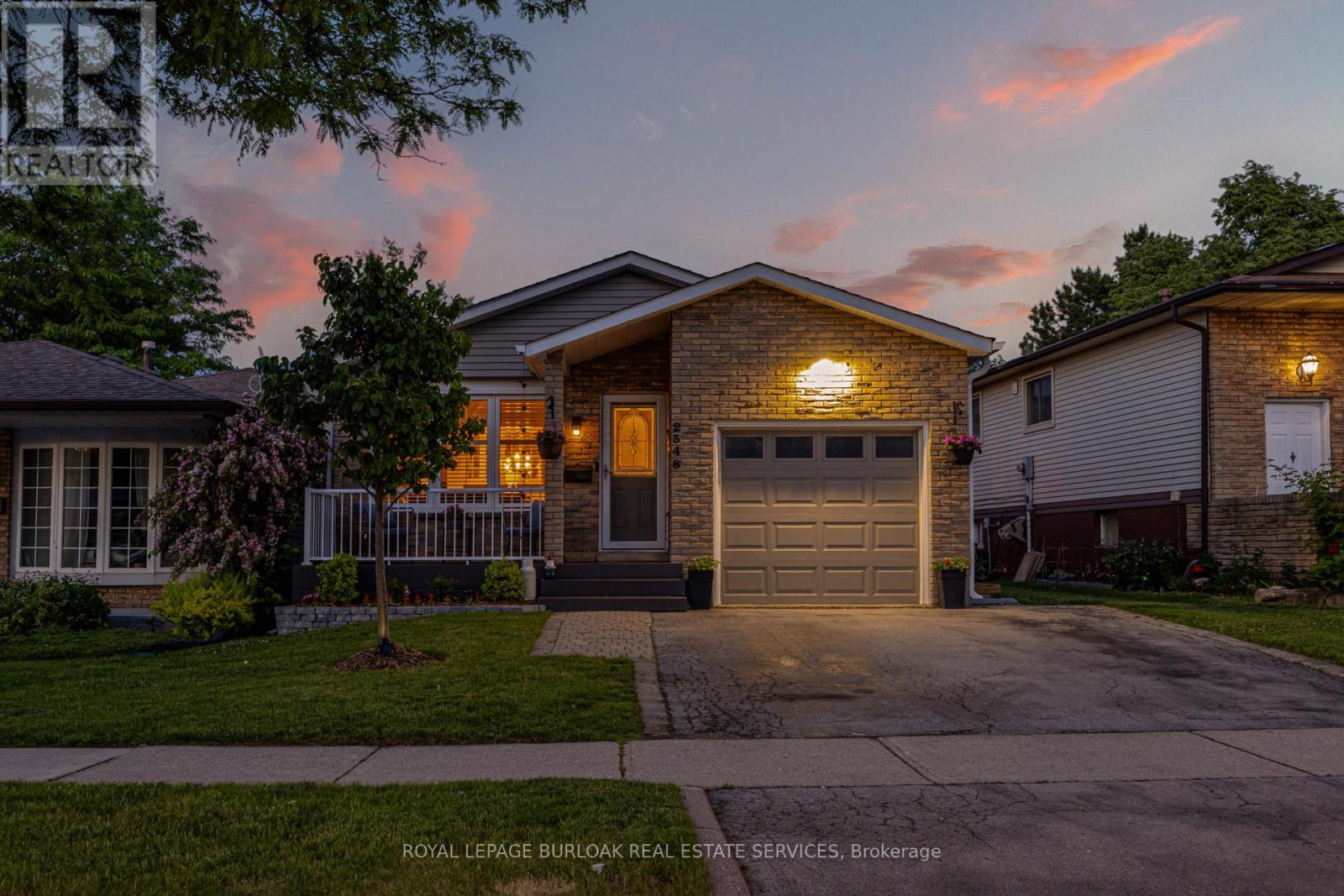 2348 Malcolm Crescent, Burlington, Ontario  L7P 4H4 - Photo 1 - W13436902