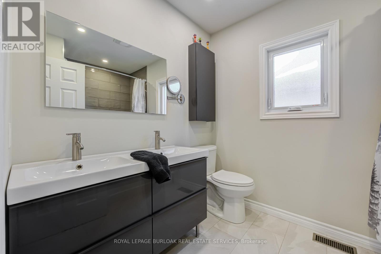 2348 Malcolm Crescent, Burlington, Ontario  L7P 4H4 - Photo 17 - W13436902