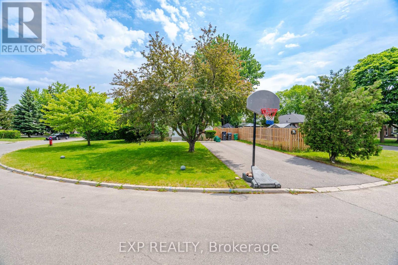 33 Earlsdale Crescent, Brampton, Ontario  L6T 3A7 - Photo 2 - W13436908
