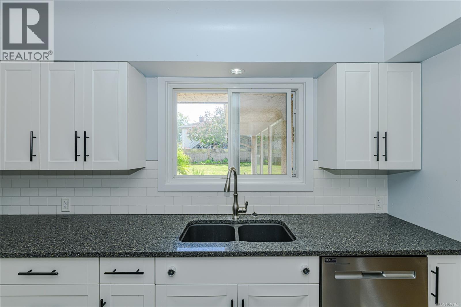 585 Baker St, Saanich, British Columbia  V8Z 2H6 - Photo 9 - 1040163
